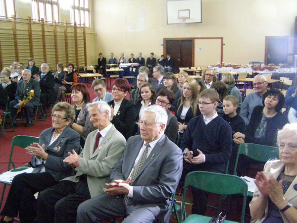 Uczestnicy podsumowania: Eugenia Dziemiańczuk prezes Zarządu Koła Związku Sybiraków w Grudziądzu. W drugim rządzie nauczycielki z Grudziądza: Ewa Nowacka (za nią Jacek Głębski z CDNiKP), Mirosława Marszałek, Anna Góra i uczeń Marcin Kołecki